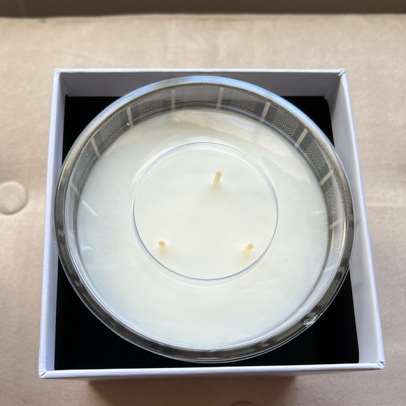 New in box! Nest blue cypress and snow 3 wick candle - Picture 6 of 6